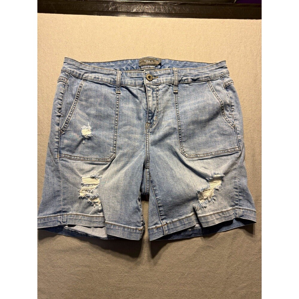 Torrid #FeelTheFit Light Wash Distressed Denim Bermuda Shorts Mid Rise 8in 18